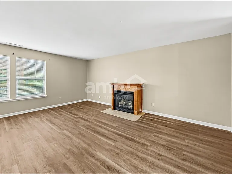 1909 Southernwood Ln — Photo 5