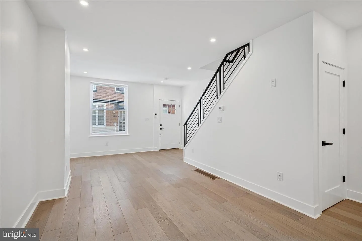 3 bed, 3.0 bath, 1300 sqft, $2,300 — Photo 4