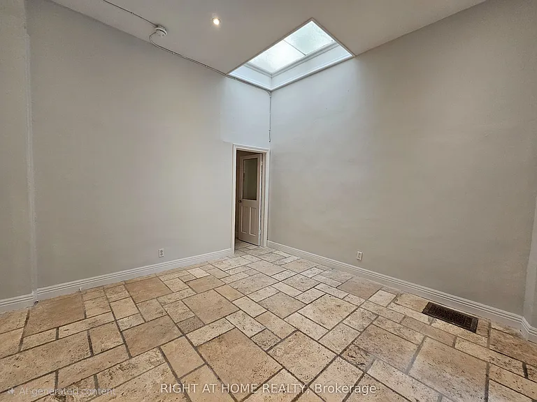 550 Yonge St #2F — Photo 13