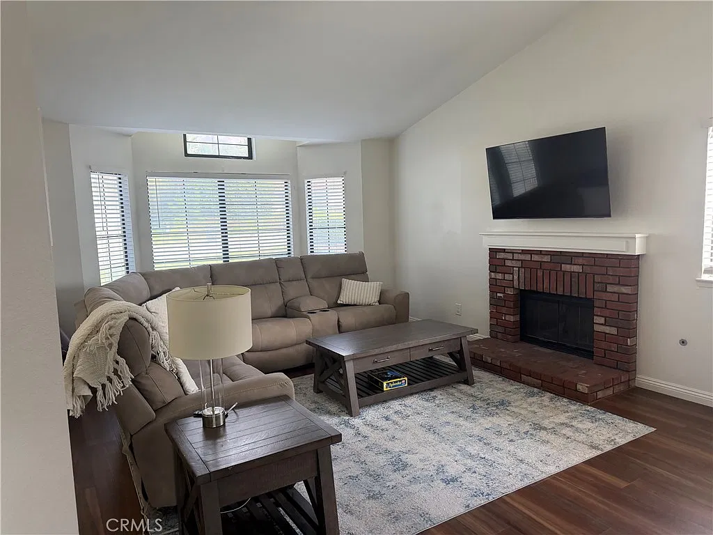 3 bed, 1618 sqft, $3,400 — Photo 2
