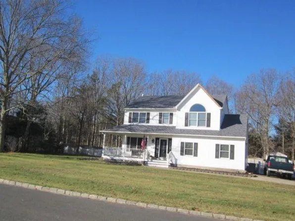 35 Fairway Dr, Wading River, NY 11792