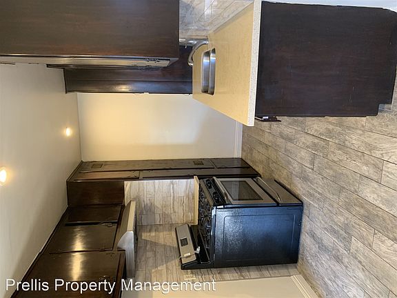 5th image of 273 Thompson Ave Unit 6