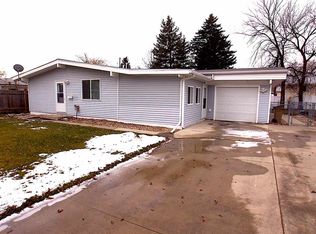 104 24th St SW, Minot, ND 58701