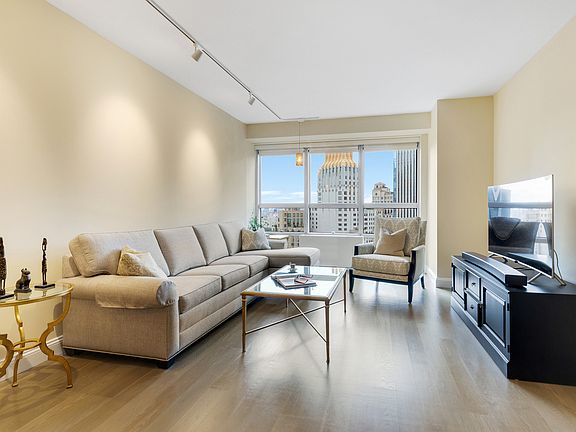 3rd image of 146 W 57th St APT 37B