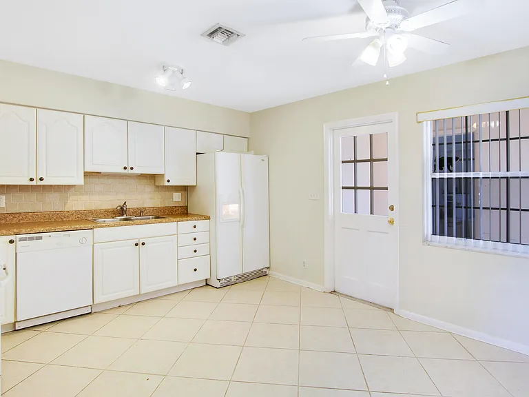 527 W Jasmine Dr — Photo 5