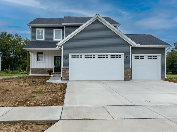 4711 Willow Cir, Davenport, IA 52806