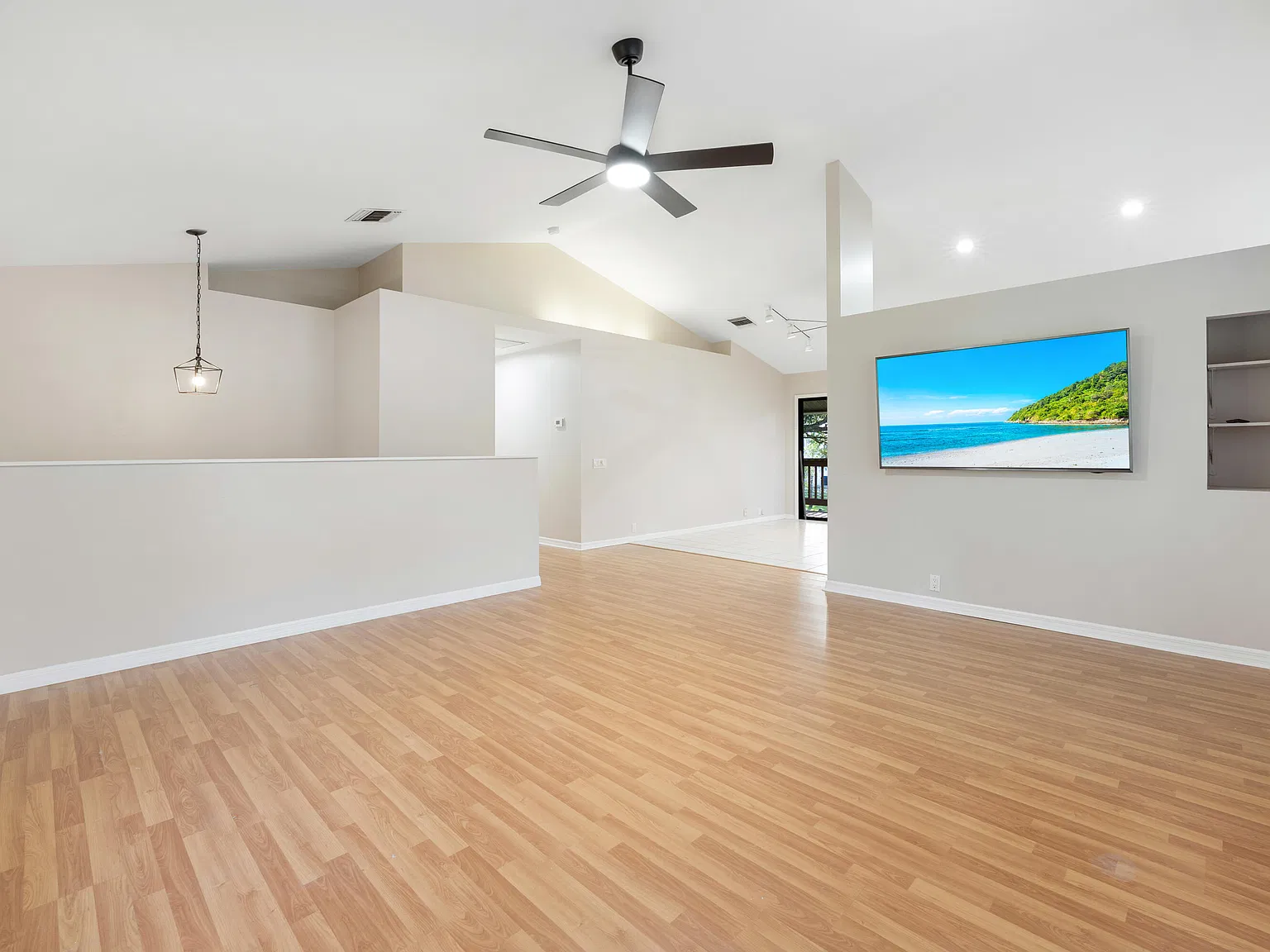 2 bed, 2.0 bath, 1240 sqft, $2,550 — Photo 2