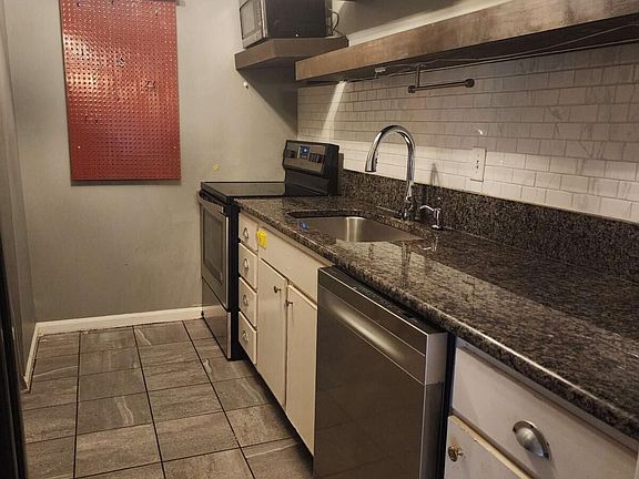 3rd image of 4155 N Gloucester Pl