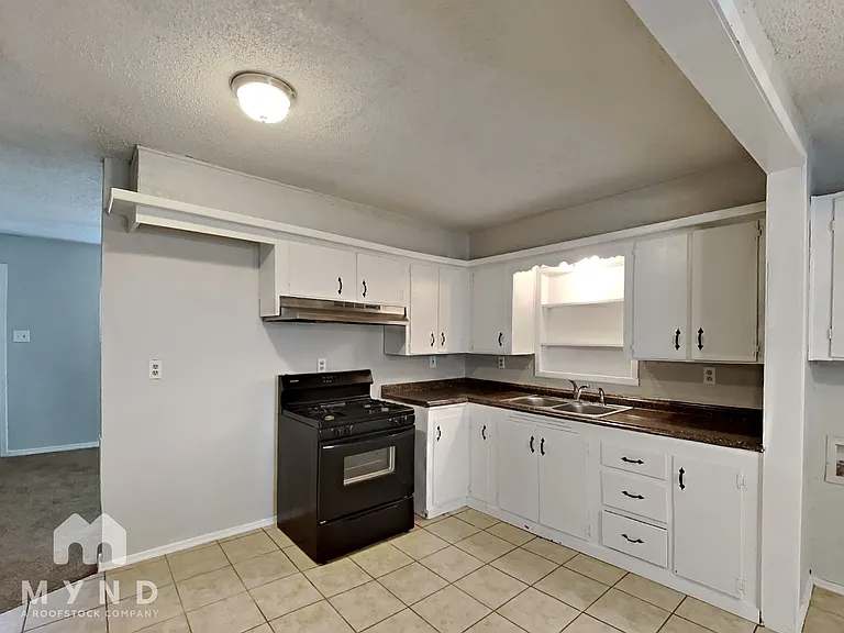 915 Woodrow Rd — Photo 8