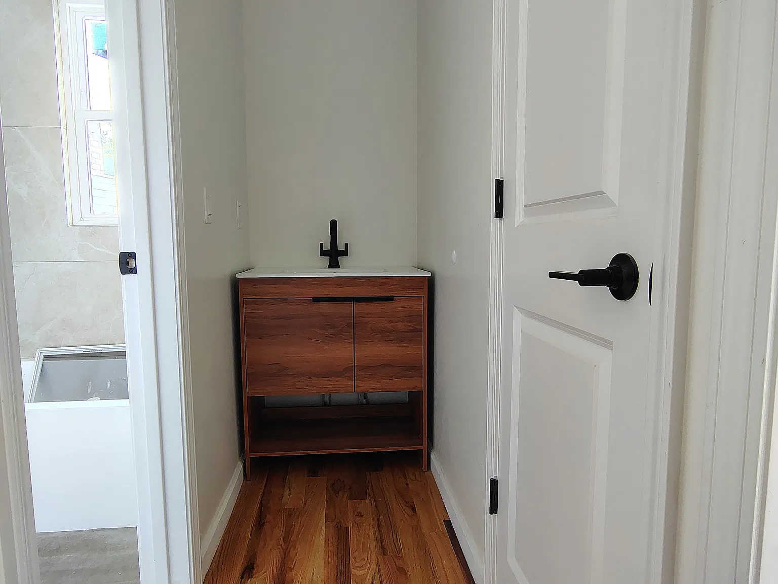 3 bed, 780 sqft, $1,900 — Photo 2
