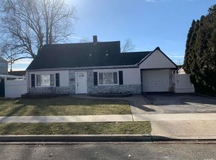 18 Clover Ln, Levittown, NY 11756