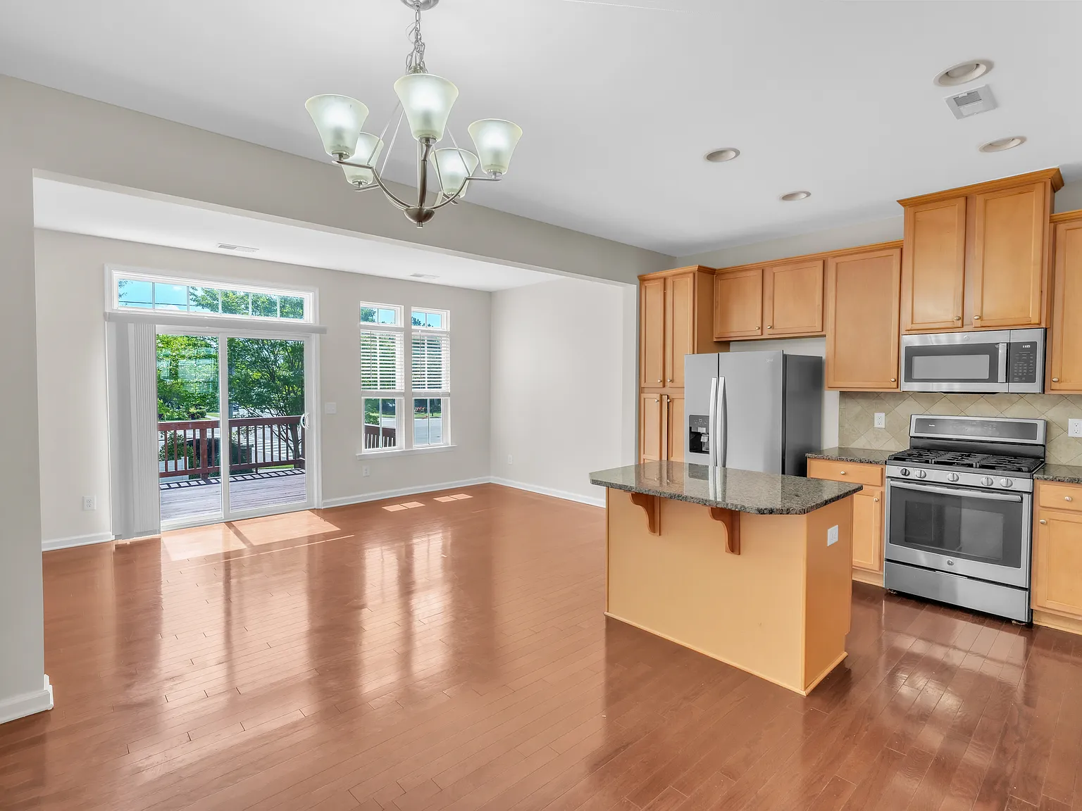 4 bed, 3.5 bath, 2199 sqft, $2,350 — Photo 3