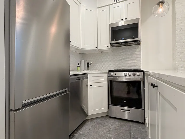 211 E 11th St #7 — Photo 3