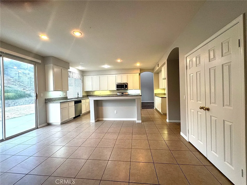 5 bed, 3217 sqft, $3,800 — Photo 4