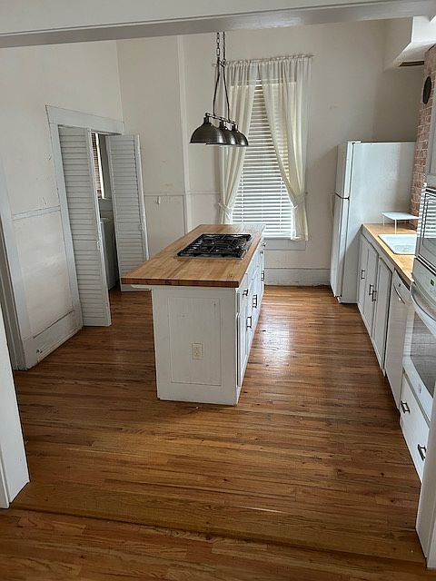 looking into kitchen from breakfast area