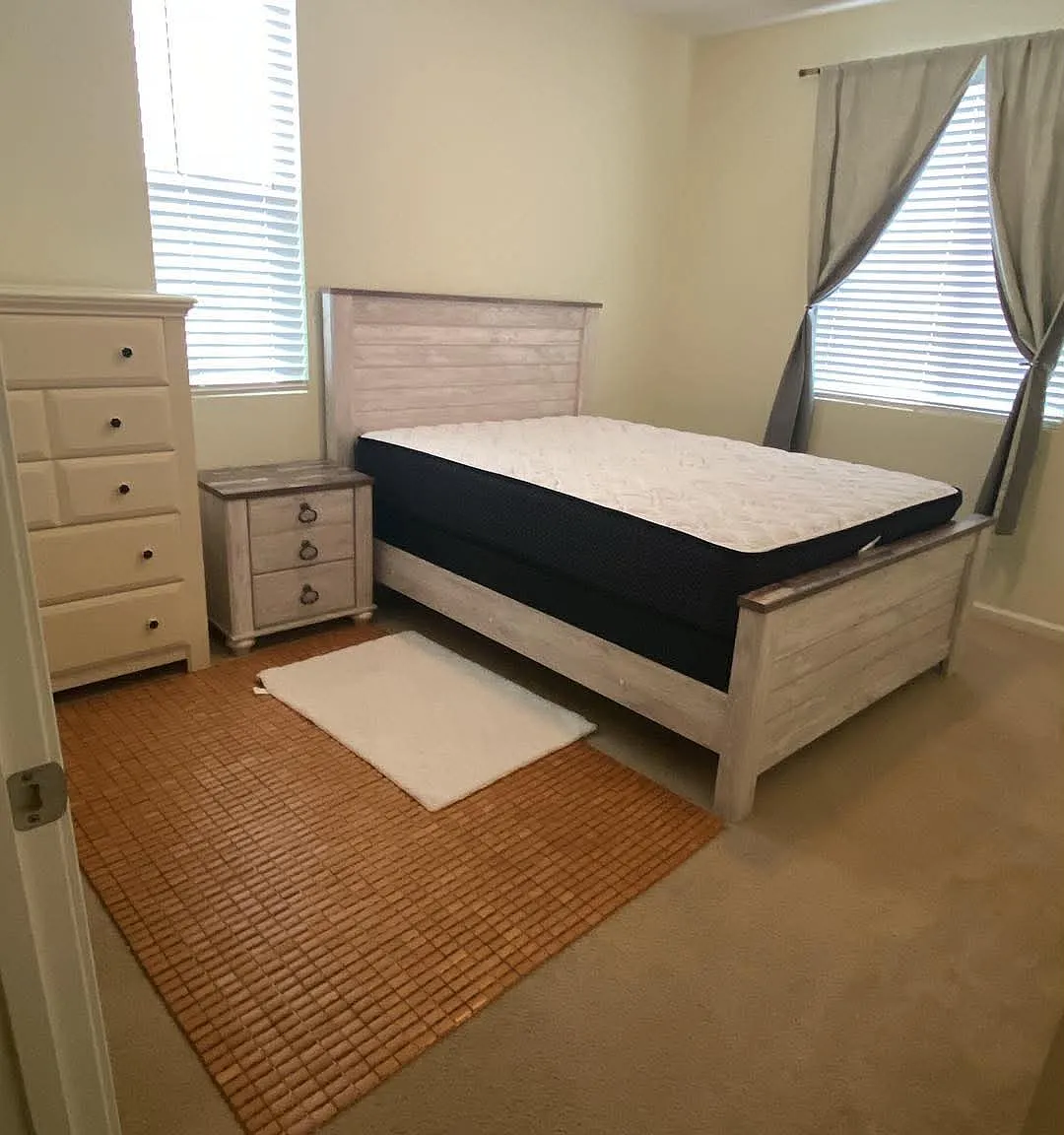5 bed, 2489 sqft, $1,050 — Photo 1