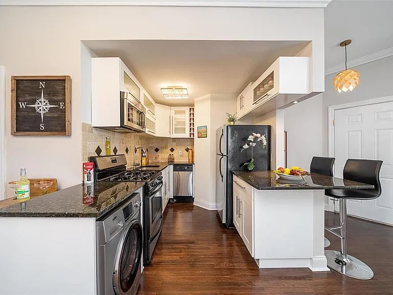 372 Communipaw Ave #4L — Photo 7