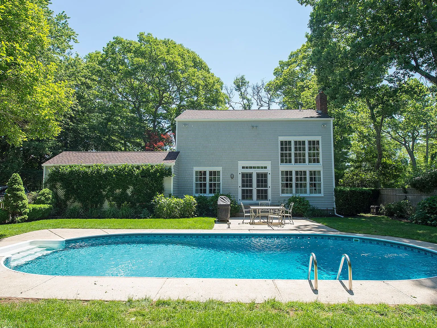 Water Mill Beautiful Home & Very Private Back Yard — Photo 4