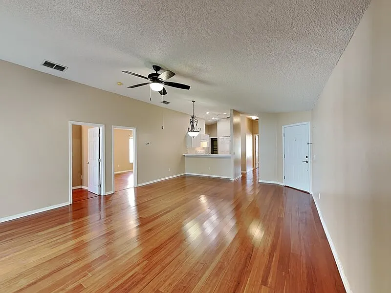 3 bed, 2.0 bath, 1260 sqft, $2,399 — Photo 4
