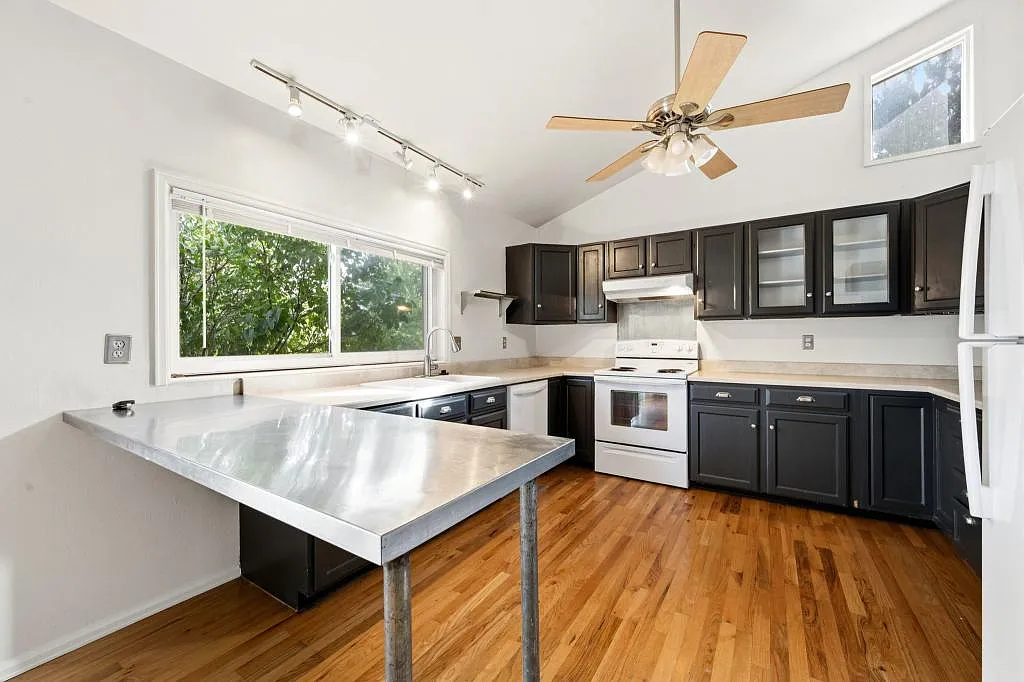 2215 Derby Hill Dr — Photo 3