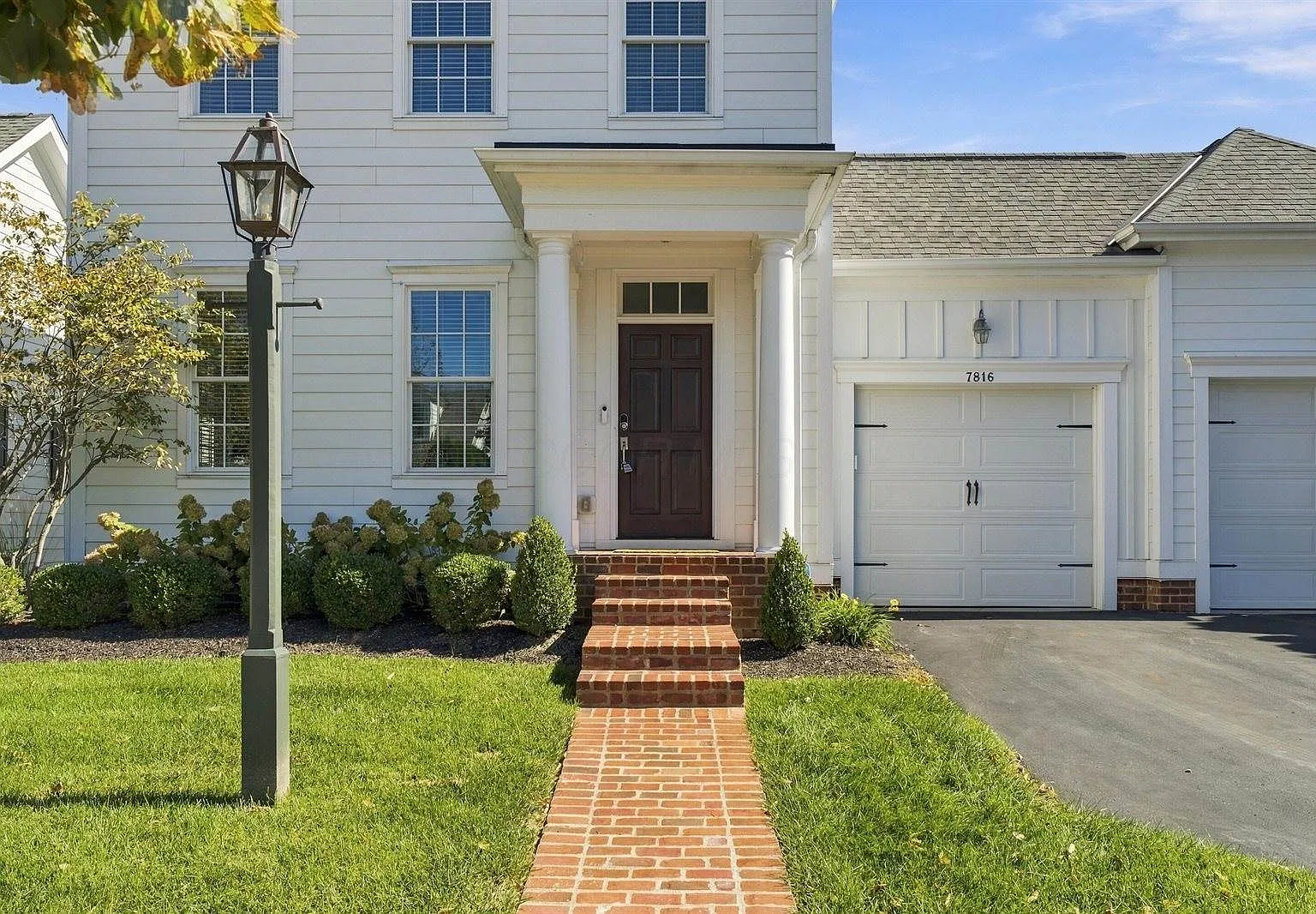 4 bed, 4.5 bath, 5948 sqft, $8,995 — Photo 2