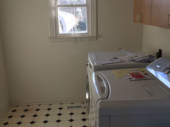 Utility room with sink 