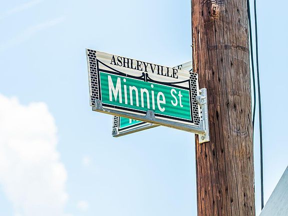 5th image of 823 Minnie St