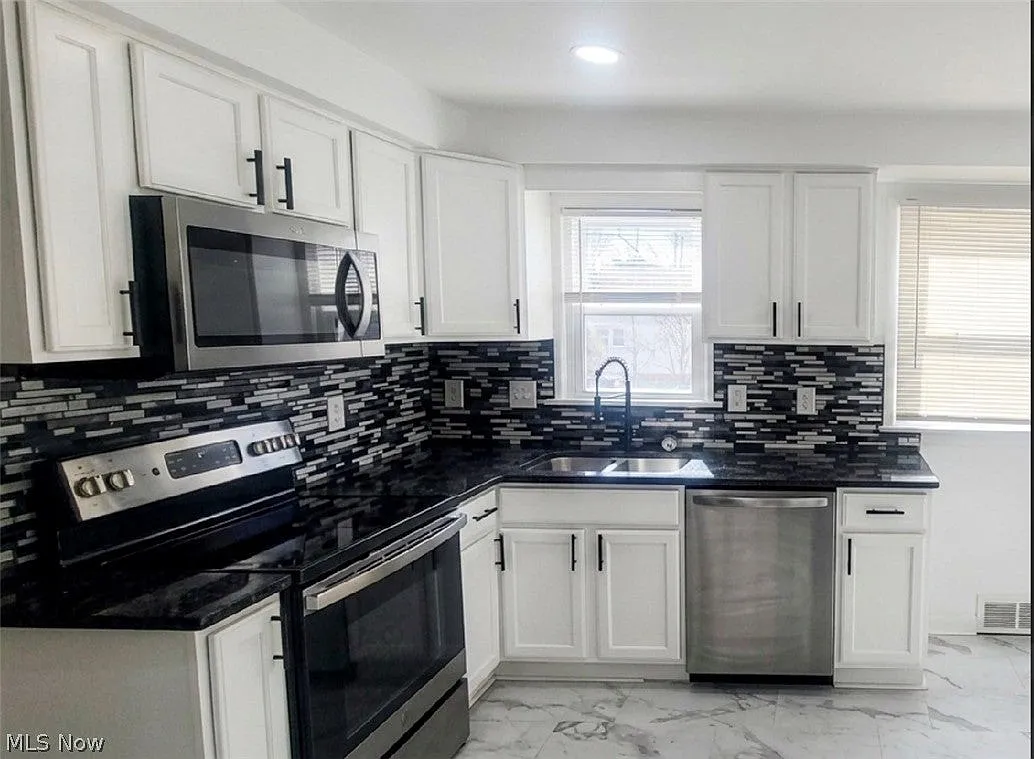 4 bed, 2465 sqft, $2,350 — Photo 4
