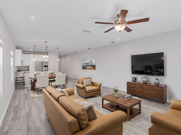 3rd image of 826 5TH Avenue S