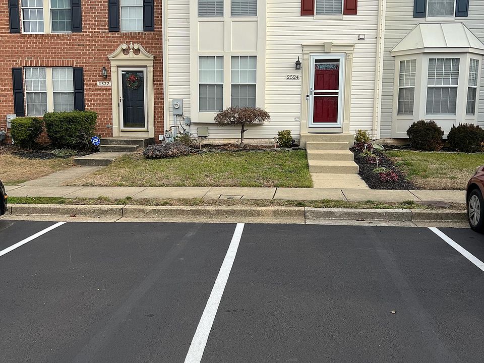 Beautiful Townhome in an amazing location! 2 parking spaces right in front of the home