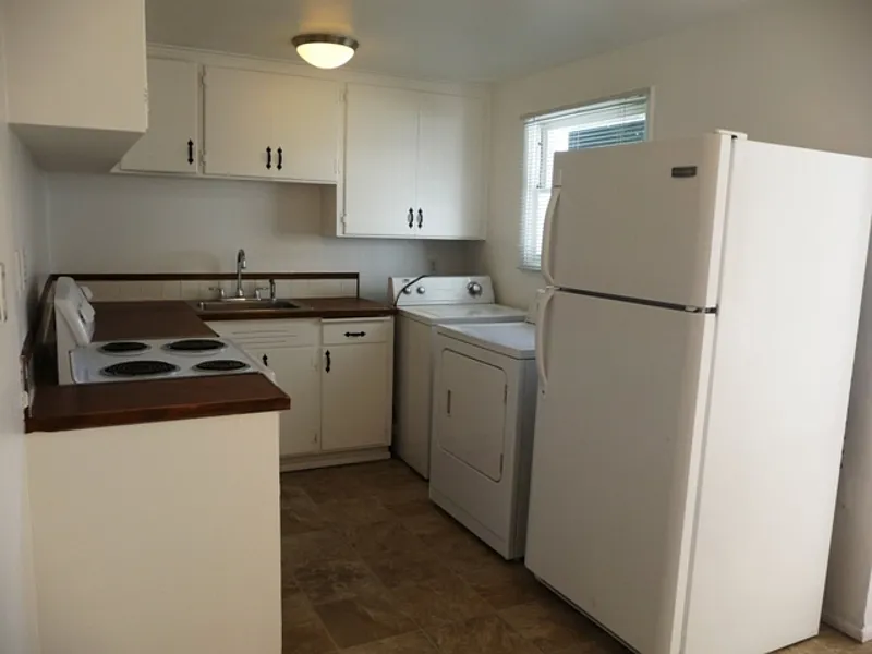 3 bed, 1.0 bath, 1181 sqft, $2,600 — Photo 4