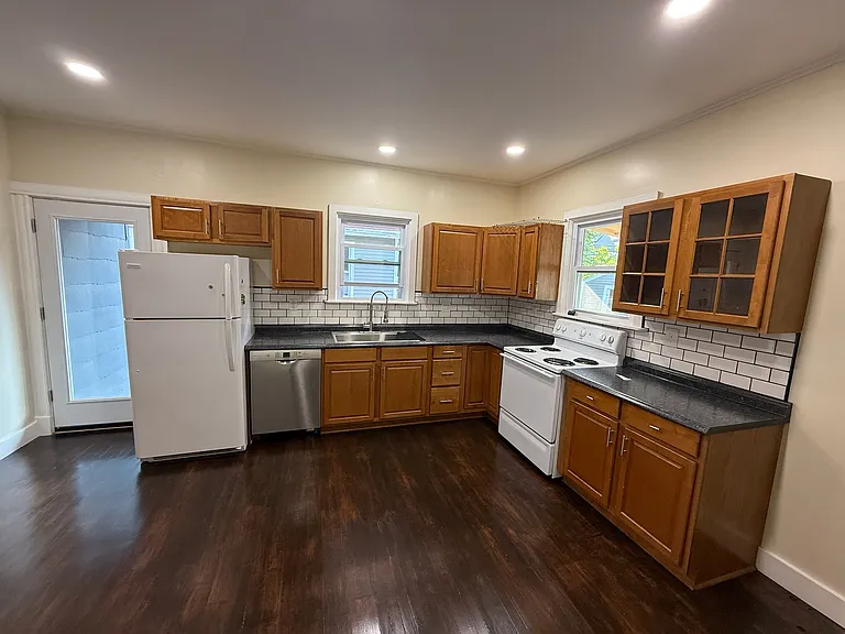 22 Weider St — Photo 9