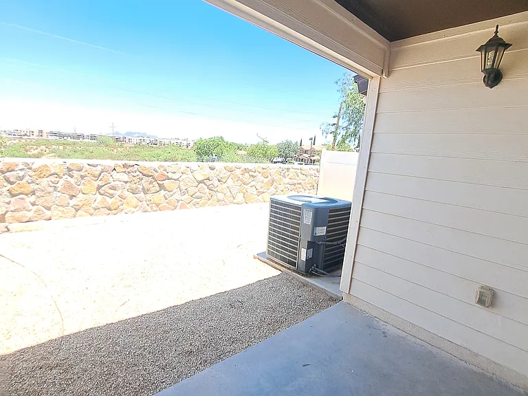 2225 Dakota Dr #D — Photo 3