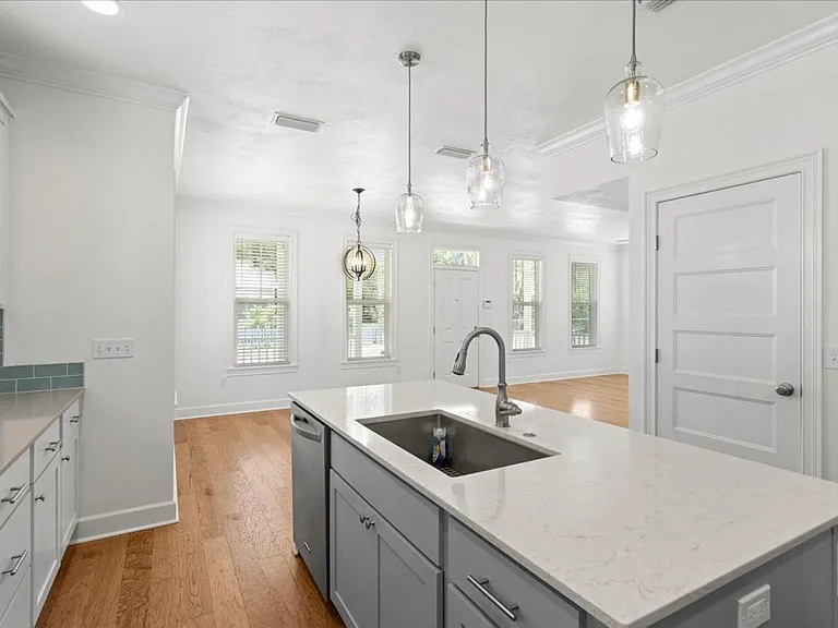 619 NW 3rd St — Photo 4