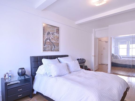 5th image of 200 W 70th St APT 10R