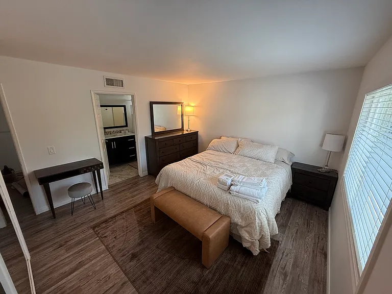 Master bedroom - Cal King Bed