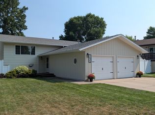 1635 Oakland Dr, Bismarck, ND 58504
