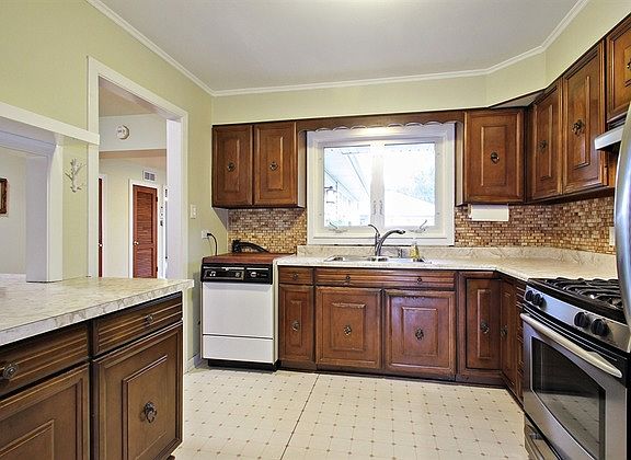 3rd image of 7741 N Oconto Ave