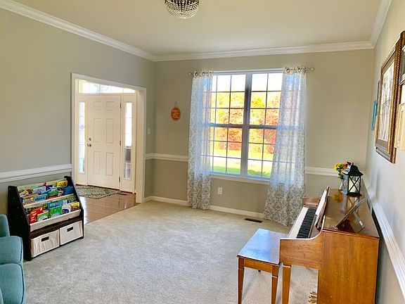 5th image of 86 Rebecca Dr