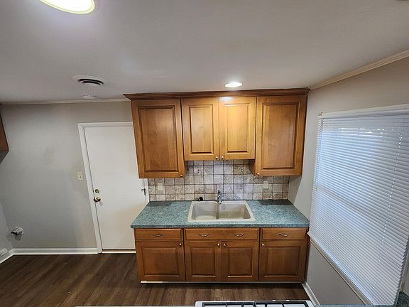 5th image of 8001 Wickham Ave