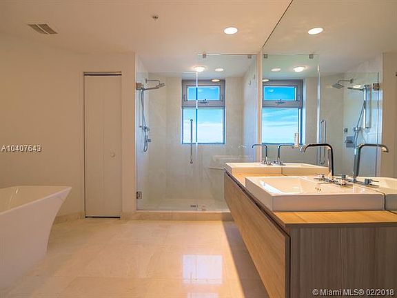5th image of 17301 Biscayne Blvd APT 2204