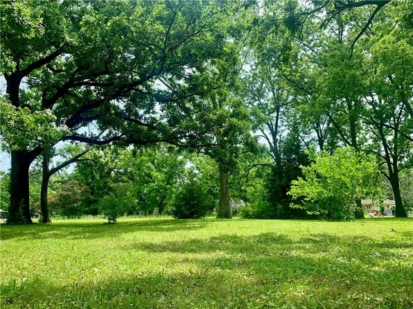 610 E 7th St, Pleasanton, KS 66075