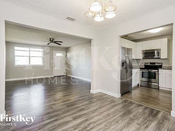 4th image of 2214 Red Oak Dr