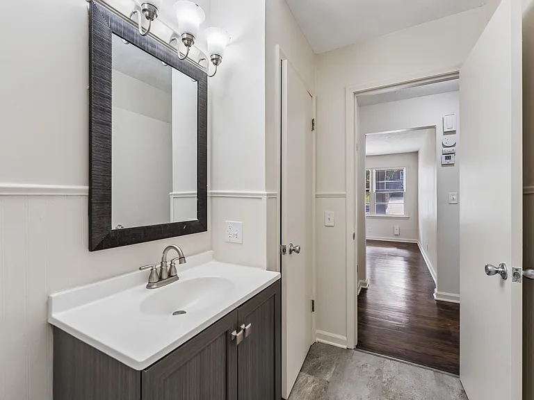 Main floor bathroom, additional viewpoint