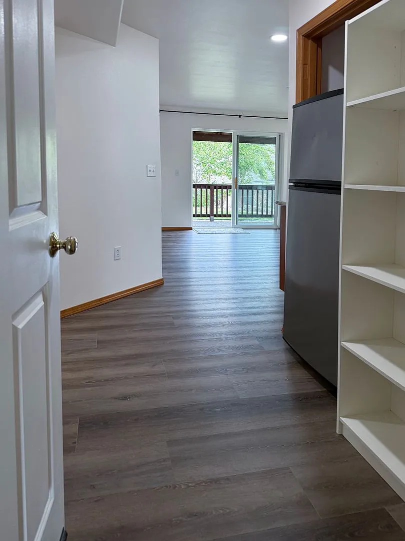 Desirable 2 bedroom , 1 bath in Beacon Hill - Downstairs Duplex — Photo 4