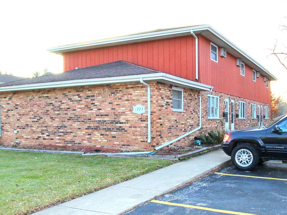 1st image of 1223 Town Crest Dr APT B