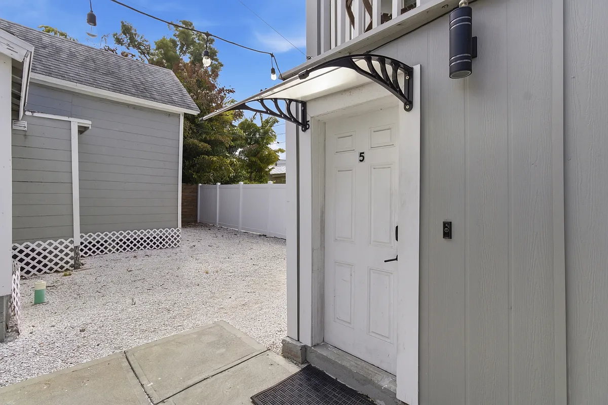 Building Photo - 308 W Amelia Ave #5