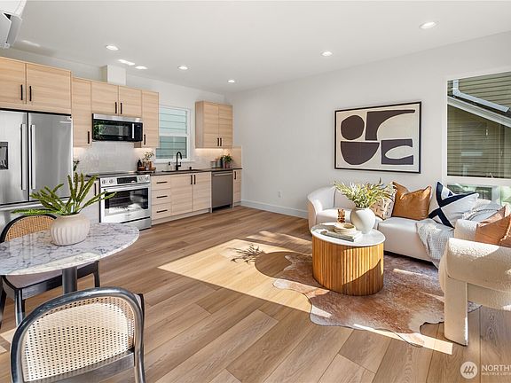 3rd image of 613 B 18th Avenue E