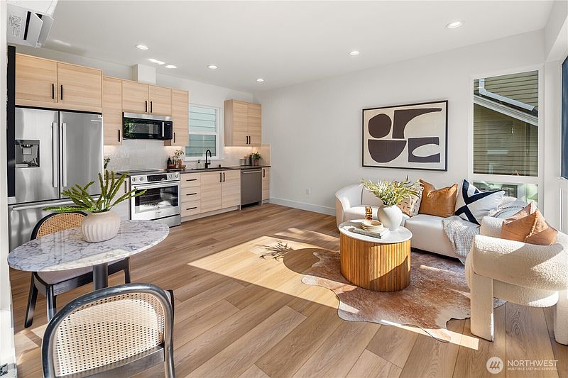 4th image of 613 B 18th Avenue E
