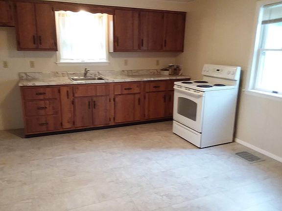 3rd image of 150 Tower Rd